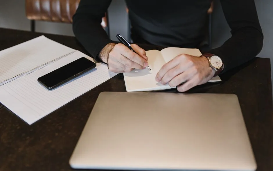 Carnet de notes et ordinateur portable sur une table de travail